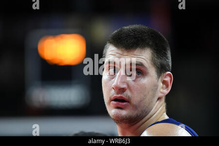 Dongguan, Guangdong Provinz Chinas. 10 Sep, 2019. Nikola Jokic von Serbien sieht, auf die im Viertelfinale zwischen Argentinien und Serbien an der 2019 FIBA-Weltmeisterschaft in Dongguan, Provinz Guangdong im Süden Chinas, Sept. 10, 2019. Credit: Xue Yubin/Xinhua/Alamy leben Nachrichten Stockfoto