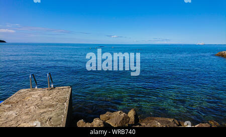 Felsigen Strand, Bue transparenten Meer Stockfoto