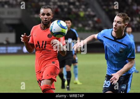 Layvin Kurzawa, links, von Paris Saint-Germain Herausforderungen Harry Van der Saag von Sydney FC während ihres Gleichen der Internationalen Super Cup 2019 in der Suzh Stockfoto