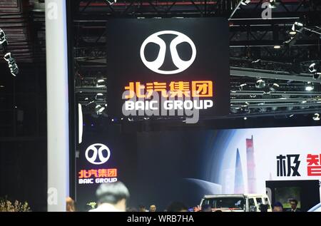 ** Datei ** Menschen besuchen den Stand von baic Gruppe während der 18. Internationalen Automobil- Ausstellung in Shanghai, die auch als Auto Shanghai 2019 bekannt, Stockfoto