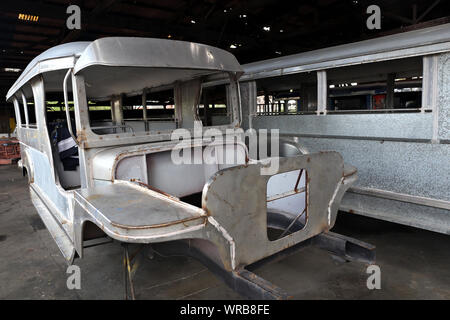 Manila, Philippinen. Juli 31, 2019. Ein jeepney ist in einer Firma gebaut. Jeepneys sind ursprünglich militärischen Jeeps, die hinter der US-Armee nach dem Zweiten Weltkrieg wurden konvertiert. Die Filipinos wieder aufgebaut und verwendet sie als Taxis. Die Nachfrage nach diesen Fahrzeugen ist immer noch so groß, dass Sie jetzt komplett in Handarbeit. Die Autos sind am Ende mit viel Liebe zum Detail bemalt und dann wahre Kunst Galerien auf Rädern. Credit: Alejandro Ernesto/dpa/Alamy leben Nachrichten Stockfoto