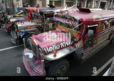 Manila, Philippinen. Juli 31, 2019. Ein jeepney Laufwerke über die Hauptstadt der Philippinen. Jeepneys sind ursprünglich militärischen Jeeps, die hinter der US-Armee nach dem Zweiten Weltkrieg wurden konvertiert. Die Filipinos wieder aufgebaut und verwendet sie als Taxis. Die Nachfrage nach diesen Fahrzeugen ist immer noch so groß, dass Sie jetzt komplett in Handarbeit. Die Autos sind am Ende mit viel Liebe zum Detail bemalt und dann wahre Kunst Galerien auf Rädern. Credit: Alejandro Ernesto/dpa/Alamy leben Nachrichten Stockfoto