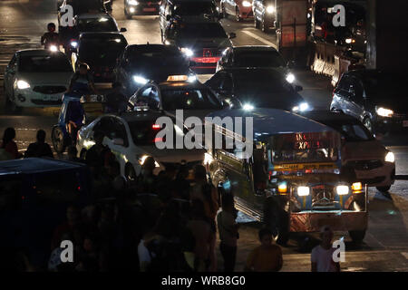 Manila, Philippinen. Juli 31, 2019. Ein jeepney Laufwerke über die Hauptstadt der Philippinen. Jeepneys sind ursprünglich militärischen Jeeps, die hinter der US-Armee nach dem Zweiten Weltkrieg wurden konvertiert. Die Filipinos wieder aufgebaut und verwendet sie als Taxis. Die Nachfrage nach diesen Fahrzeugen ist immer noch so groß, dass Sie jetzt komplett in Handarbeit. Die Autos sind am Ende mit viel Liebe zum Detail bemalt und dann wahre Kunst Galerien auf Rädern. Credit: Alejandro Ernesto/dpa/Alamy leben Nachrichten Stockfoto