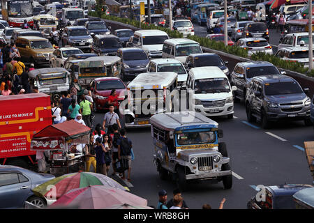 Manila, Philippinen. Juli 31, 2019. Jeepneys fahren Sie durch die Hauptstadt der Philippinen. Jeepneys sind ursprünglich militärischen Jeeps, die hinter der US-Armee nach dem Zweiten Weltkrieg wurden konvertiert. Die Filipinos wieder aufgebaut und verwendet sie als Taxis. Die Nachfrage nach diesen Fahrzeugen ist immer noch so groß, dass Sie jetzt komplett in Handarbeit. Die Autos sind am Ende mit viel Liebe zum Detail bemalt und dann wahre Kunst Galerien auf Rädern. Credit: Alejandro Ernesto/dpa/Alamy leben Nachrichten Stockfoto