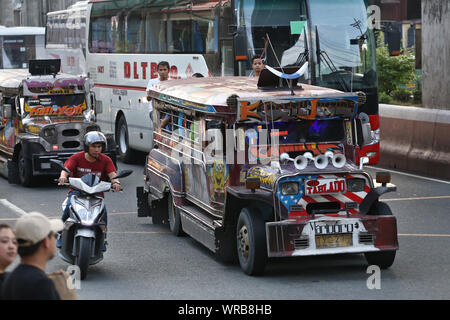 Manila, Philippinen. Juli 31, 2019. Jeepneys fahren Sie durch die Hauptstadt der Philippinen. Jeepneys sind ursprünglich militärischen Jeeps, die hinter der US-Armee nach dem Zweiten Weltkrieg wurden konvertiert. Die Filipinos wieder aufgebaut und verwendet sie als Taxis. Die Nachfrage nach diesen Fahrzeugen ist immer noch so groß, dass Sie jetzt komplett in Handarbeit. Die Autos sind am Ende mit viel Liebe zum Detail bemalt und dann wahre Kunst Galerien auf Rädern. Credit: Alejandro Ernesto/dpa/Alamy leben Nachrichten Stockfoto