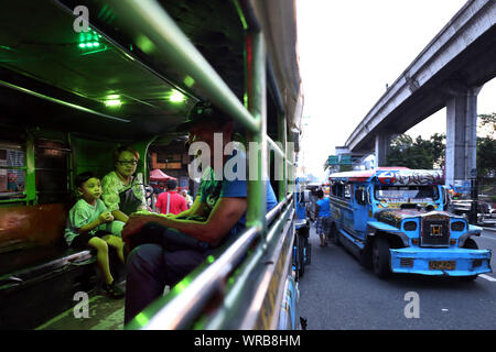 Manila, Philippinen. Juli 31, 2019. Jeepneys fahren Sie durch die Hauptstadt der Philippinen. Jeepneys sind ursprünglich militärischen Jeeps, die hinter der US-Armee nach dem Zweiten Weltkrieg wurden konvertiert. Die Filipinos wieder aufgebaut und verwendet sie als Taxis. Die Nachfrage nach diesen Fahrzeugen ist immer noch so groß, dass Sie jetzt komplett in Handarbeit. Die Autos sind am Ende mit viel Liebe zum Detail bemalt und dann wahre Kunst Galerien auf Rädern. Credit: Alejandro Ernesto/dpa/Alamy leben Nachrichten Stockfoto