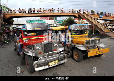 Manila, Philippinen. Juli 31, 2019. Jeepneys fahren Sie durch die Hauptstadt der Philippinen. Jeepneys sind ursprünglich militärischen Jeeps, die hinter der US-Armee nach dem Zweiten Weltkrieg wurden konvertiert. Die Filipinos wieder aufgebaut und verwendet sie als Taxis. Die Nachfrage nach diesen Fahrzeugen ist immer noch so groß, dass Sie jetzt komplett in Handarbeit. Die Autos sind am Ende mit viel Liebe zum Detail bemalt und dann wahre Kunst Galerien auf Rädern. Credit: Alejandro Ernesto/dpa/Alamy leben Nachrichten Stockfoto