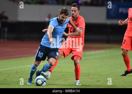 Pablo Saudi Sarabia, rechts, von Paris Saint-Germain Herausforderungen Milos Ninkovic von Sydney FC während ihres Gleichen der Internationalen Super Cup 2019 in Suzhou C Stockfoto