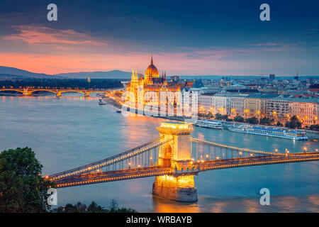 Budapest, Ungarn. Antenne Stadtbild Bild von Budapest Kettenbrücke und Parlamentsgebäude im Sommer Sonnenuntergang. Stockfoto