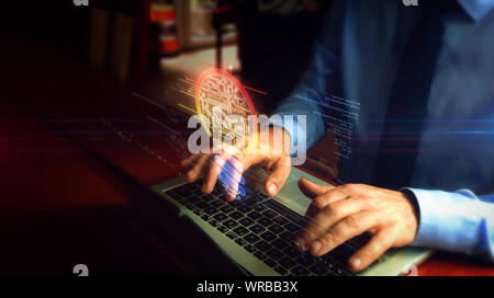 Man tippt auf Laptop mit Glühbirne symbol Hologramm-Bildschirm über die Tastatur. Konzept der neuen Idee, Erfolg, Business, Kreativität, Erfindung und Innovation mit Stockfoto