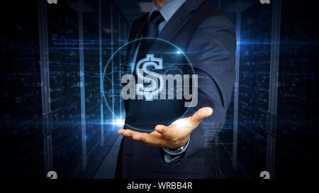 Ein Geschäftsmann im Anzug Touchscreen mit Dollarzeichen Hologramm. Mann mit Hand auf virtuelle Darstellung der Schnittstelle. Wissenschaft, Gefahr Symbol und cyber Krieg futu Stockfoto