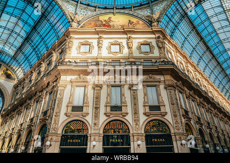 Mailand, Italien - 30. MAI 2019: Prada Store in der Galleria Vittorio Emanuele, das älteste Einkaufszentrum und Meilenstein in Italien besucht von Touristen alle a Stockfoto