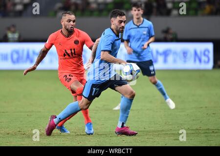 Layvin Kurzawa, links, von Paris Saint-Germain Herausforderungen Anthony Caceres von Sydney FC während ihres Gleichen der Internationalen Super Cup 2019 in Suzhou Stockfoto