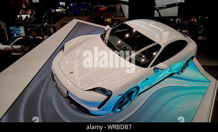 Hessen, Frankfurt, Deutschland. 10 Sep, 2019. Porsche präsentiert die elektrischen Sportwagen Taycan Turbo S auf der IAA. Foto: Thomas Frey/dpa Quelle: dpa Picture alliance/Alamy leben Nachrichten Stockfoto