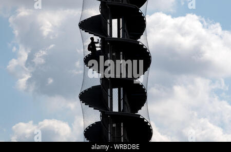 10. September 2019, Sachsen-Anhalt, Bitterfeld-Wolfen: Der 26 Meter hohe Turm an der Goitzsche Manometer steigt markant in den bewölkten Himmel. Der Turm als Wahrzeichen im rekultivierten Tagebau Landschaft in der Nähe von Bitterfeld. Foto: Hendrik Schmidt/dpa-Zentralbild/ZB Stockfoto