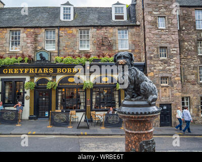 Statue des berühmten treu Skye Terrier Hund Greyfriars Bobby und Pub in der Altstadt von Edinburgh. Stockfoto