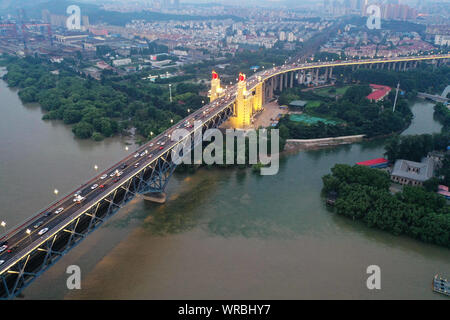 Eine Luftaufnahme in der Nacht der Nanjing Yangtze River Bridge über den Jangtse Fluss in Nanjing, Provinz Jiangsu, China Juli 21., 2019. Stockfoto