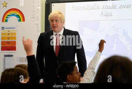 Premierminister Boris Johnson bei einem Besuch in Pimlico Primary School in South West London, Mitarbeiter und Studenten gerecht zu werden und starten Sie eine Ausbildung fahren könnte bis zu 30 neue freie Schulen etabliert. Stockfoto