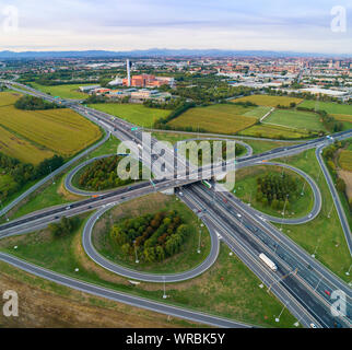 Kleeblatt interchange von oben gesehen. Luftaufnahme von Highway Kreuzung in die Landschaft. Bird's Eye View. Stockfoto