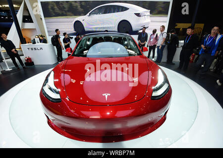 ** Datei ** Besucher ausprobieren und ein Tesla Modell 3 Elektroauto auf der Anzeige, die während der 15. Internationalen Automobil- Ausstellung (Auto China 2018 Stockfoto