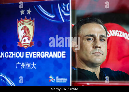 Head Coach Fabio Cannavaro, der von China Guangzhou Evergrande Uhren sein Team im Wettbewerb gegen Japans Kashima Antlers während ihrer ersten Match des Stockfoto