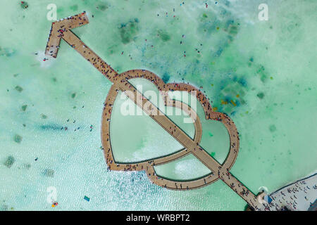 Ein Luftbild von Touristen betrachten der Landschaft von Chaka Salzsee (caka Salt Lake) von einem Sightseeing Plattform in der Form eines Pfeils Piercing durch Stockfoto