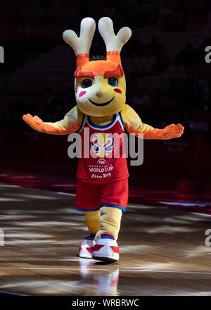 Shanghai, China. 10 Sep, 2019. Basketball: WM Viertelfinale, Spanien - Polen im Oriental Sport Center. Das Maskottchen der Basketball-WM wird auf dem Feld vor dem Spiel, Kredit: Swen Pförtner/dpa/Alamy leben Nachrichten Stockfoto