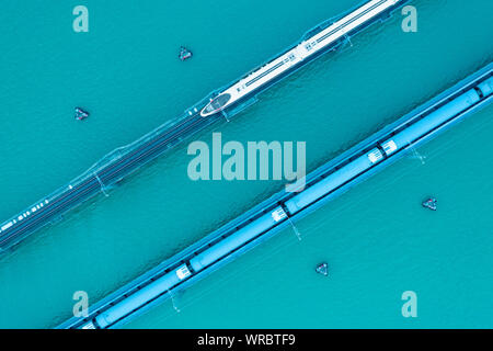 ** Datei ** Diese Luftaufnahme zeigt eine CRH (China Railway High speed) Bullet Zug durch eine Brücke fahren auf der Hochgeschwindigkeitsstrecke in Ningbo City, East Stockfoto