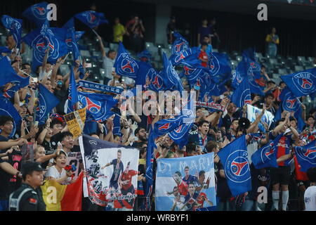 PSG-Fans bis nach Paris Saint-Germain's Sieg über Stade Rennais zu gewinnen Die Trophee des Champions (Champion's Trophy) Match in Shenzhen City jubeln, so Stockfoto