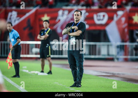 Head Coach Fabio Cannavaro, der von China Guangzhou Evergrande Uhren sein Team im Wettbewerb gegen Japans Kashima Antlers während ihrer ersten Match des Stockfoto