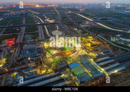 Eine Antenne Nacht Sicht des Huai'an Ost Bahnhof im Bau für Hochgeschwindigkeitsbahnen in Ningbo Stadt, im Osten der chinesischen Provinz Jiangsu auf Stockfoto