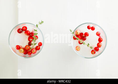 Weihnachten und Thanksgiving vegan Cocktail white coconut Margarita mit Preiselbeeren und Zweig Thymian auf weißem Hintergrund Draufsicht mit Kopie Raum Stockfoto