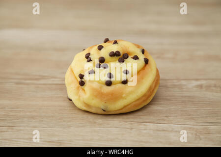 Chocolate Chip Brot closeup auf Tabelle isoliert Stockfoto