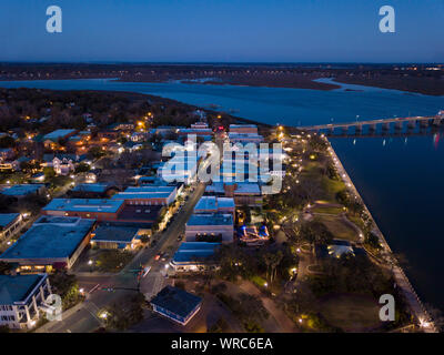 Luftaufnahme von Beaufort, South Carolina bei Nacht. Stockfoto