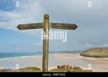 Küstenweg Richtung Prestatyn und St. Agnes. Cornwall Landschaft. Perranporth, Cornwall, England, Großbritannien Stockfoto