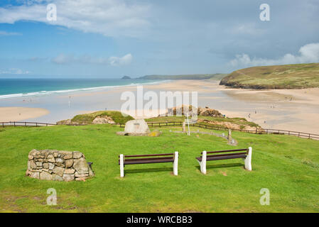 Sitze mit Blick auf Strand und Perranporth Perran (Ligger) Bay. North Cornwall, England, Großbritannien Stockfoto