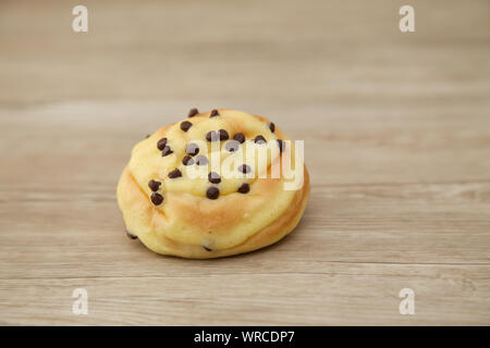 Chocolate Chip Brot closeup auf Tabelle isoliert Stockfoto