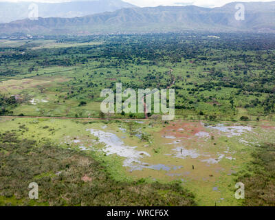 Luftaufnahme von Bananenplantagen und Wald im Rift Valley in der Nähe von Arba Minch, Äthiopien. Stockfoto