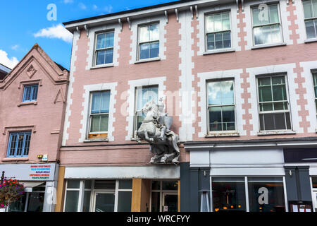 Statue eines montierten Ritter auf einem Pferd auf dem ehemaligen White Horse Hotel in High Stree, High Street, Guildford, Surrey, Südosten, England, Grossbritannien Stockfoto