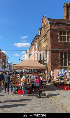 Blick entlang der High Street während der Sonntag, in Guildford Antike & Brocante Street Market, High Street, Guildford, Surrey, Südosten, England, Grossbritannien Abschaltdruck Stockfoto