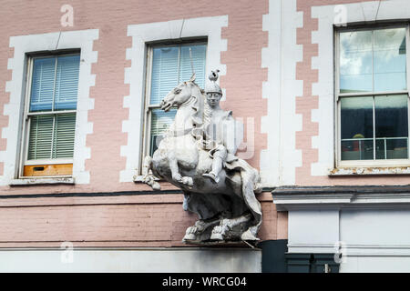 Statue eines montierten Ritter auf einem Pferd auf dem ehemaligen White Horse Hotel in High Stree, High Street, Guildford, Surrey, Südosten, England, Grossbritannien Stockfoto