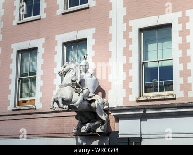 Statue eines montierten Ritter auf einem Pferd auf dem ehemaligen White Horse Hotel in High Stree, High Street, Guildford, Surrey, Südosten, England, Grossbritannien Stockfoto