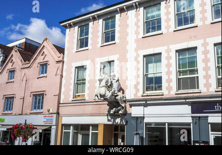 Statue eines montierten Ritter auf einem Pferd auf dem ehemaligen White Horse Hotel in High Stree, High Street, Guildford, Surrey, Südosten, England, Grossbritannien Stockfoto