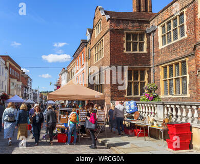 Blick entlang der High Street während der Sonntag Guildford Antike & Brocante Street Market, in der High Street, Guildford, Surrey, Südosten, England, Grossbritannien Abschaltdruck Stockfoto