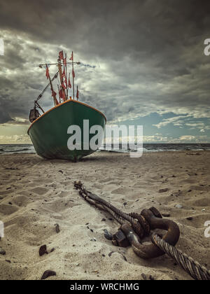 Fisherman's Boot angedockt an den sandigen Wharf - Strand Misdroy, Polen Stockfoto