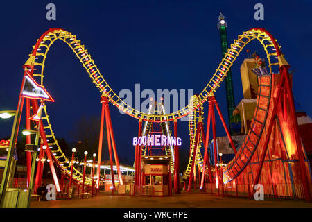 Wien, ÖSTERREICH - MÄRZ 8,2014: Der Boomerang Achterbahn in der Nacht im Wurstelprater, ein Vergnügungspark und Abschnitt der Wiener Prater. Stockfoto