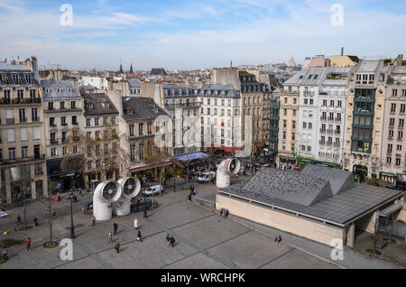 PARIS, Frankreich, 19. MÄRZ 2014: atemberaubende Aussicht auf Paris (Sacré-Coeur Basilika im Hintergrund) vom Centre Pompidou in der Beaubourg getroffen werden. Stockfoto