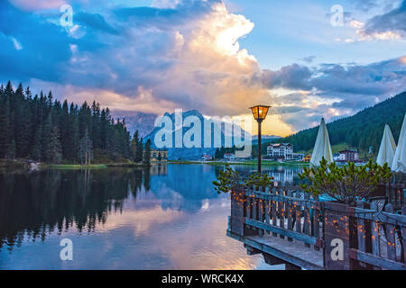 Sonnenuntergang Sommer Blick von Misurina See. Nationalpark Tre Cime di Lavaredo Auronzo Misurina, Lage, Alpen, Dolomiten, Südtirol, Italien, Europa Stockfoto