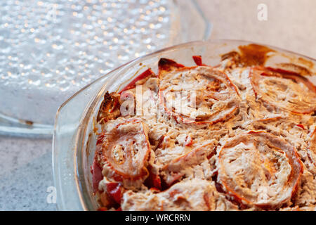 In der Nähe von Gemüse mit gebackenen Tomaten. Gemüsegerichte aus verschiedenen Gemüse gebackene in eine Glasschüssel, Ansicht von oben. Schicht von Tomaten in einer Veg Stockfoto