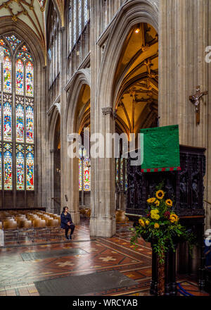 Besucher genießen die Ruhe, die in St Mary Redcliffe Kirche Bristol UK. Stockfoto